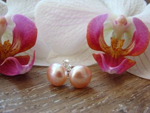 Boucle d'oreille bouton rose