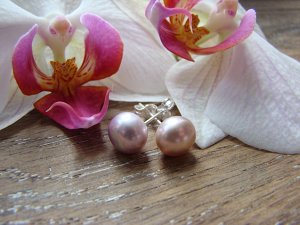 Boucle d'oreille bouton mauve
