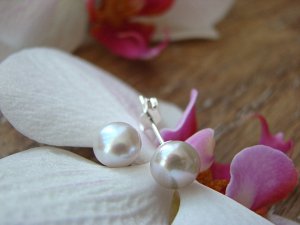 Boucle d'oreille bouton gris clair
