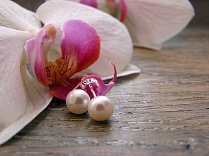 Boucle d'oreille bouton blanc