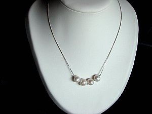 Chaine perles blanches