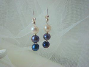 Boucle d'oreille 3 perles d&eacute;grad&eacute;es blanche noire bleut&eacute;
