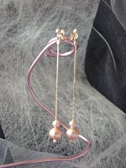 Boucle d'oreille pendante 2 perles roses