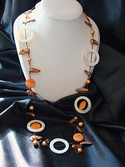Sautoir orange, clans et marron