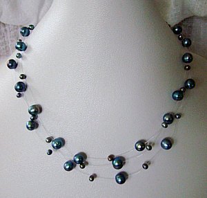 Collier illusion perle noire bleut&eacute;e