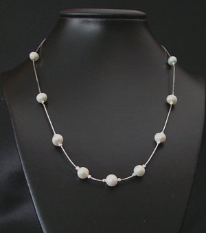 Collier perles blanches presque ronde