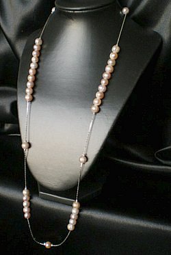 Collier long perles de culture roses